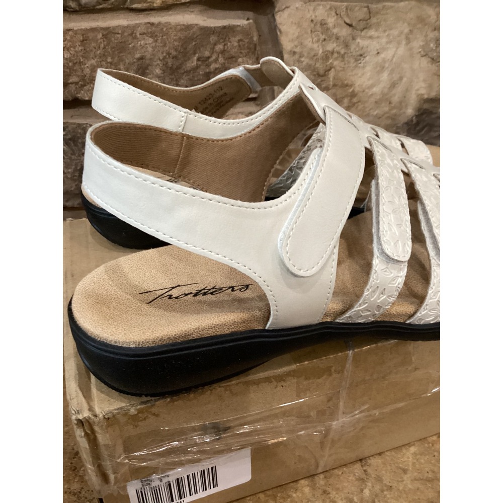 Trotters Tiki Tool Ivory White Floral Embossed Strappy Sandals 9M T2423-112 New - Picture 6 of 7
